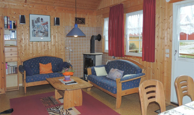 Wohnzimmer mit alter Sitzgruppe und Kaminofen